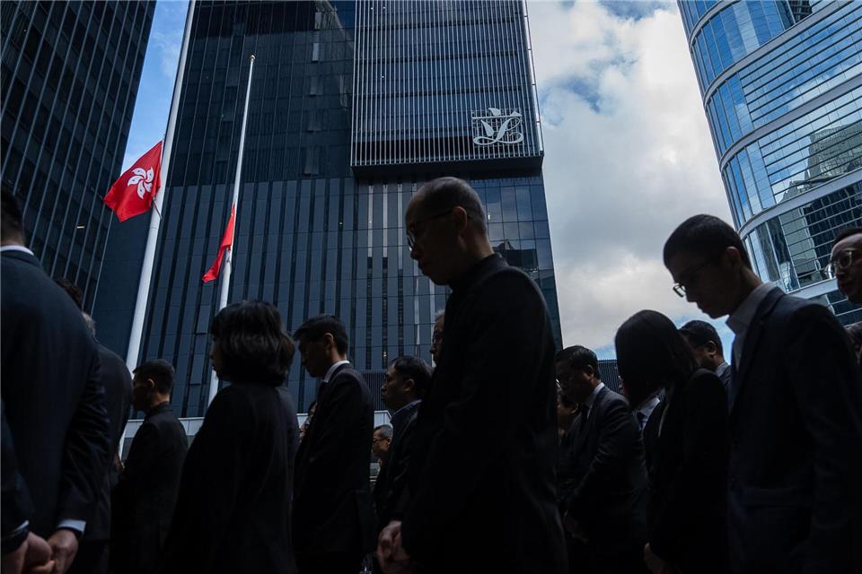 Flaggen Chinas und der Sonderverwaltungsregion Hongkong wehen auf Halbmast, um den Opfern des tödlichen Brandes zu gedenken.Chan Long Hei/AP/dpa