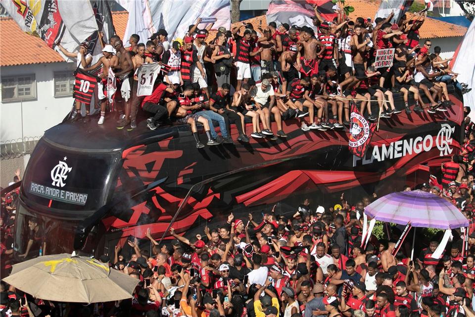 Flamengo-Fußballfans verabschieden in Rio de Janeiro ihre Mannschaft.Bruna Prado/AP/dpa