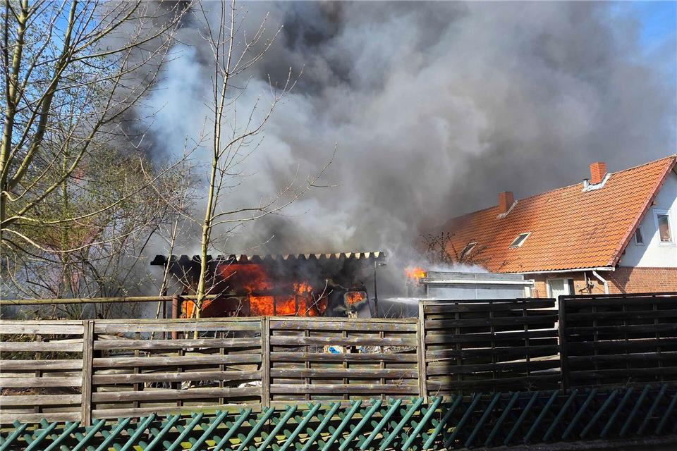 Flammen erfassen ein Werkstattgebäude in Vechelde.Christian Brahmann/dpa