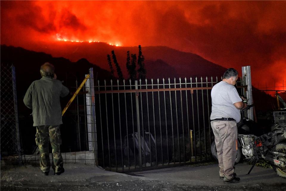 Zwei Tote bei Waldbrand in Griechenland Flammen färben den Himmel glutrot.Uncredited/AP
