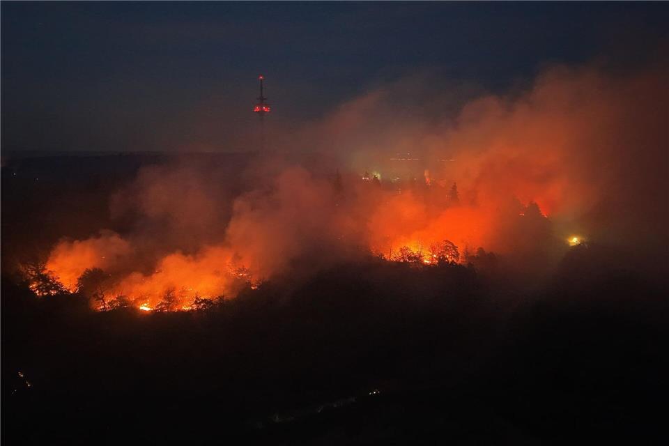 Flammen lodern im Wald vor dem Fernmeldeturm Bad Kreuznach.Kevin Schößler/dpa