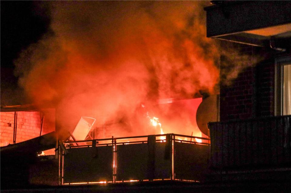 Flammen schlagen am Morgen des 11. Dezember 2025 aus der Brandwohnung an der Langenbergstraße in Bocholt. Im Prozess hat der Angeklagte die Brandstiftung eingeräumt und seine Sicht auf die Tat geschildert.