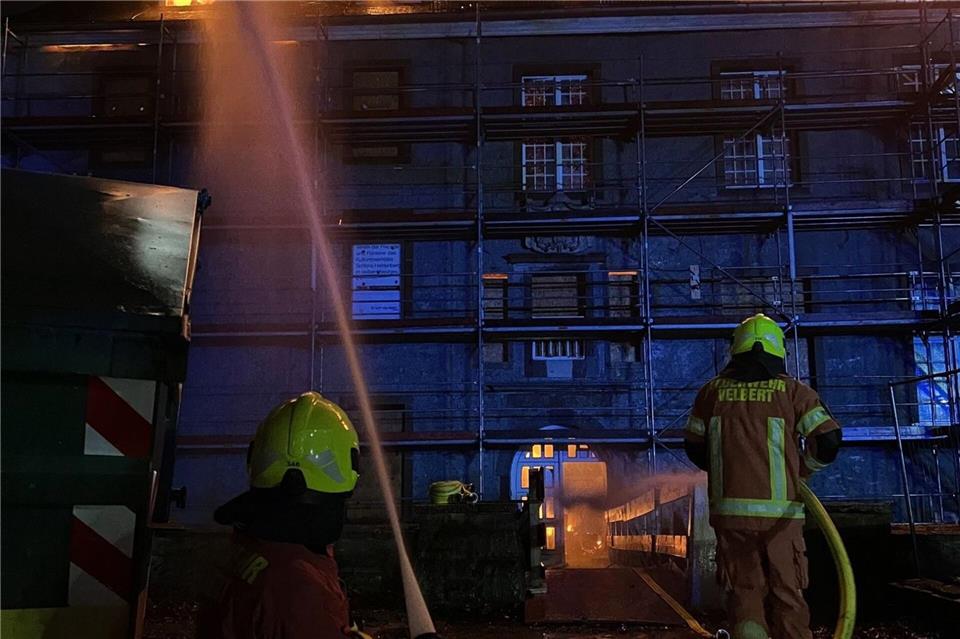 Flammen schlagen aus dem Dachstuhl des Schlosses Hardenberg.Marcel Borowski/dpa
