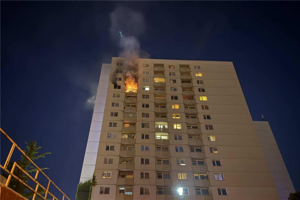 Flammen schlagen aus einem Fenster des Hochhauses. (Symbolbild)Lucas Friedenhain/xcitepress/dpa