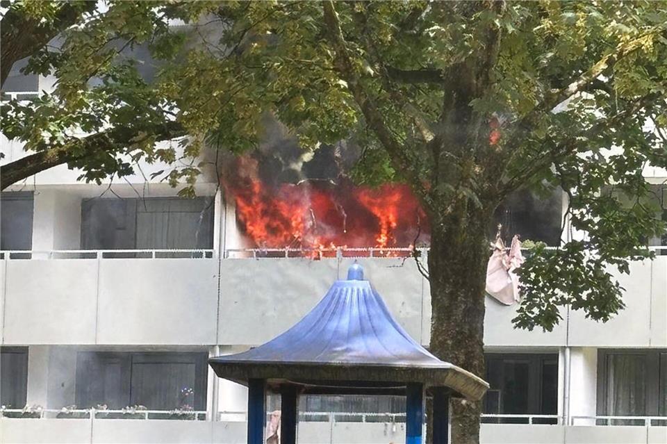 Flammen schlagen aus einem Mehrfamilienhaus in Erkrath bei Düsseldorf. -/Feuerwehr Erkrath/dpa