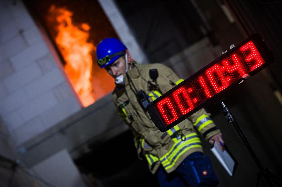 Flammen schlagen bei einem Brandversuch aus einem Versuchsaufbau. Wissenschaftler sammeln die Daten. Moritz Frankenberg/dpa