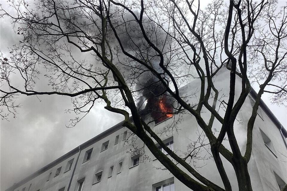 Flammen und dichter Rauch sind bei einem Wohnungsbrand in einem Mehrfamilienhaus in Berlin-Tempelhof zu sehen. (Handout) -/Berliner Feuerwehr/dpa