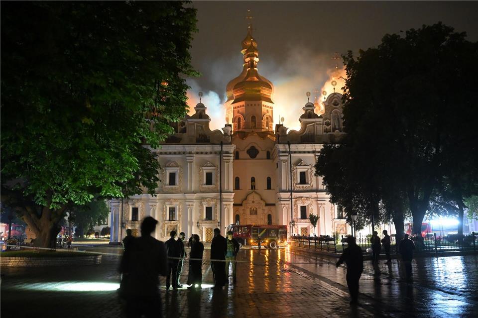 Flammen züngeln aus dem Dach unter den vergoldeten Kuppeln der Mariä-Entschlafens-Kathedrale. Danylo Antoniuk/AP/dpa