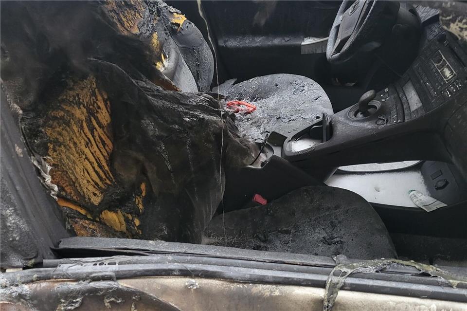 Flammendes Inferno: Dieser Innenraum ist durch einen Böller ausgebrannt - welche Versicherung kann für so einen Schaden aufkommen?Bettina Lüke/dpa-tmn