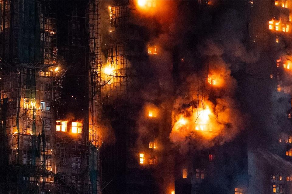 Flammeninferno - brennende Wohnsiedlung in HongkongChan Long Hei/AP/dpa