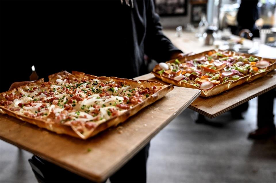 Flammkuchen und neuer Wein dürfen im Herbst nicht fehlen. (Symbolbild)Britta Pedersen/dpa