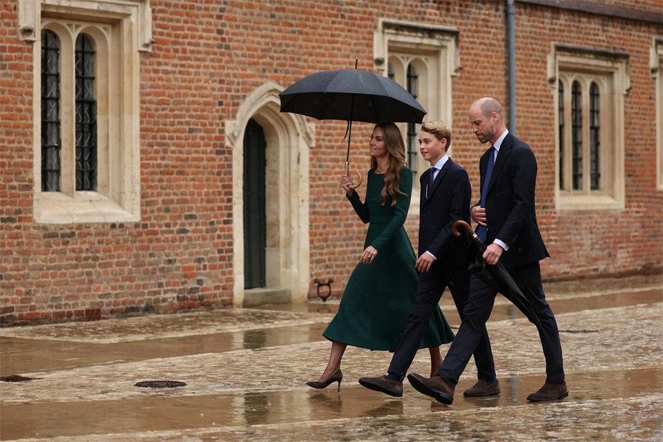Flankiert wurde der 13-Jährige von seinen Eltern Prinzessin Kate (links) und Prinz William (rechts).Adrian Dennis/PA Wire/dpa