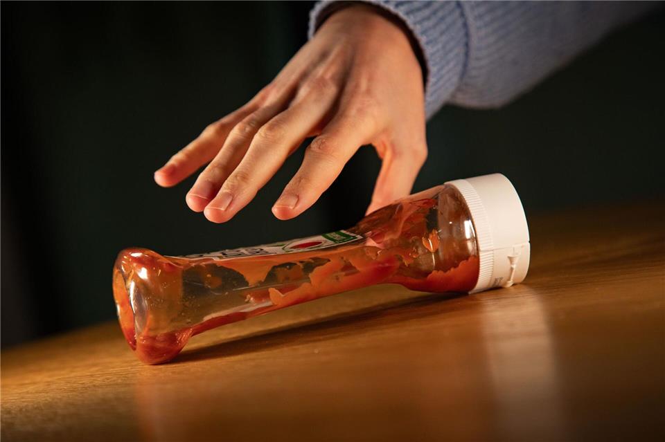 Flasche leer? Mit einem Trick soll sich auch der letzte Rest Ketchup herausholen lassen.Christin Klose/dpa-tmn