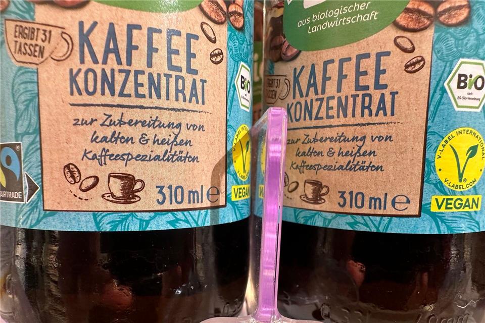 Flaschen mit Kaffeekonzentrat stehen in einem Drogeriemarktregal. (Archivbild)Gregor Tholl/dpa