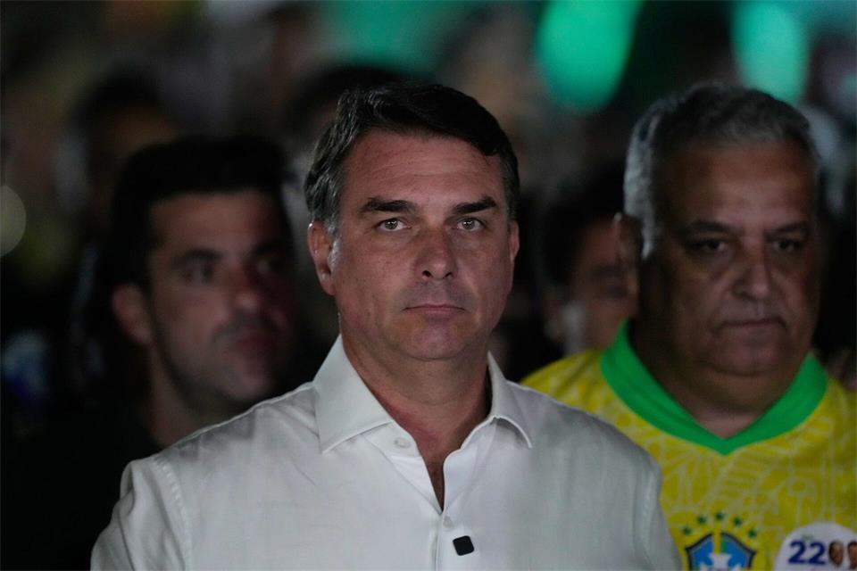 Flávio Bolsonaro hat die Präsidentenwahl verloren - und nun offenbar das Land verlassen.Eraldo Peres/AP/dpa