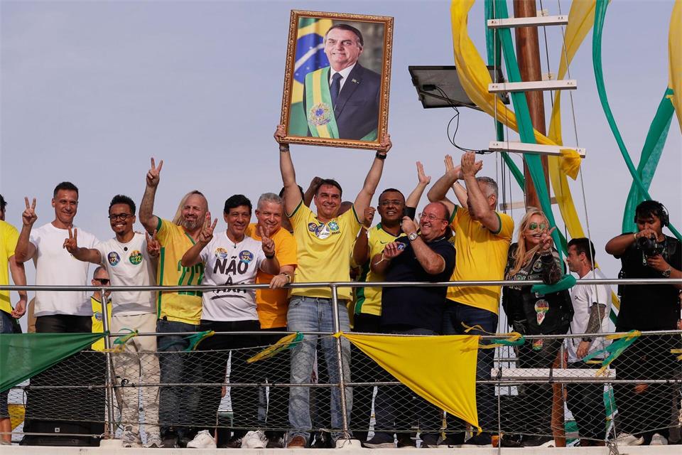 Flávio Bolsonaro kündigte im Wahlkampf eine Amnestie für seinen verurteilten Vater Jair an.Bruna Prado/AP/dpa