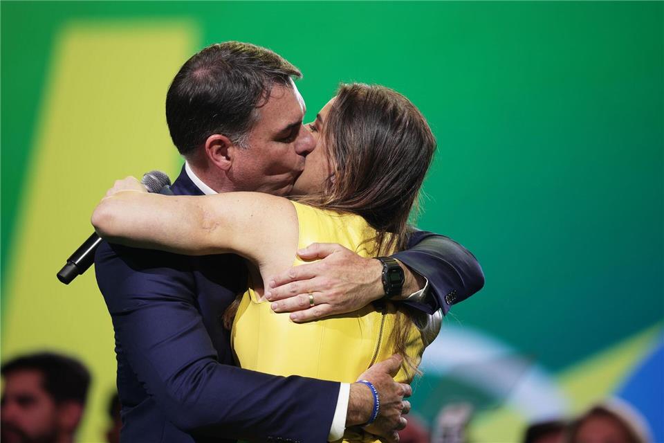 Flávio Bolsonaro küsst seine Frau Fernanda während des Parteitags der Liberalen Partei. Ettore Chiereguini/AP/dpa
