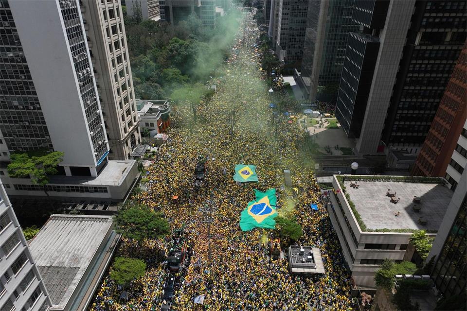 Flávio Bolsonaro mobilisiert seine Anhänger. (Archivbild)Andre Penner/AP/dpa