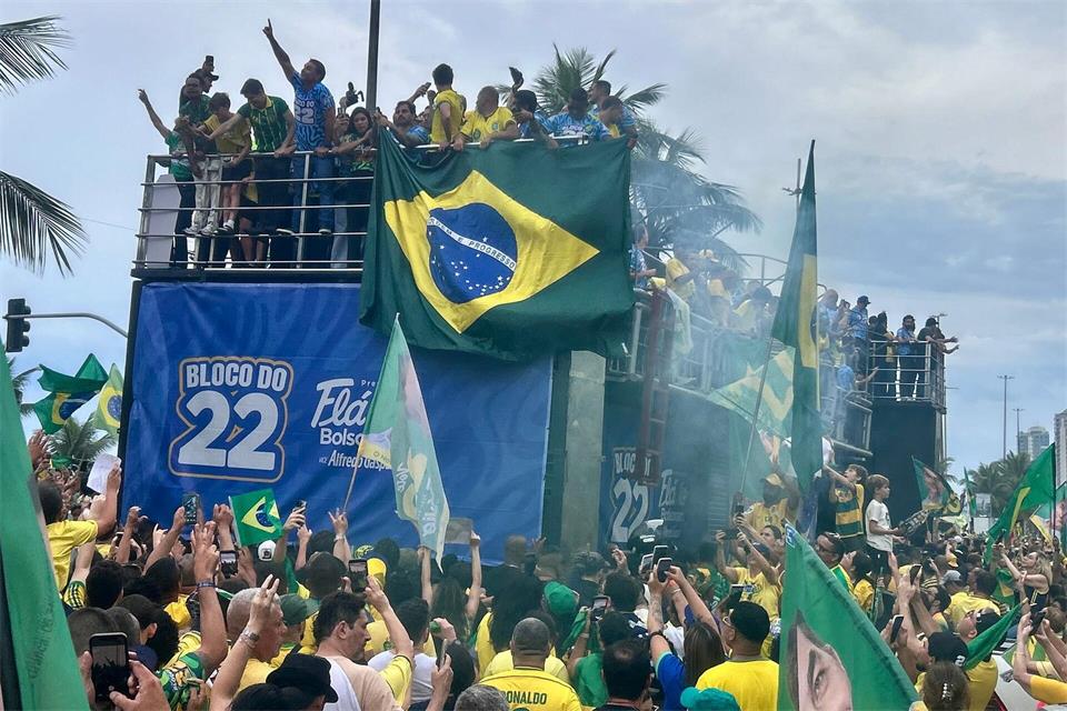 Flávio Bolsonaro mobilisiert zum letzten Mal vor der Stichwahl seine Anhänger.Philipp Znidar/dps/dpa