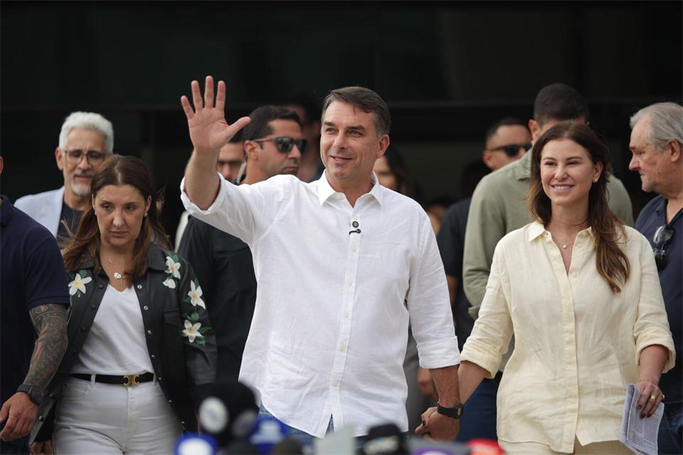 Flavio Bolsonaro und seine Frau Fernanda haben Brasilien verlassen. (Archivfoto)Arthur Menescal/AP/dpa