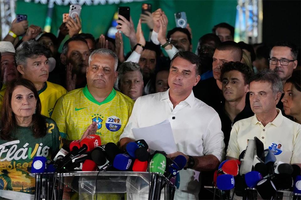 Flávio Bolsonaro will die Präsidentenwahl annullieren lassen. (Archivbild)Eraldo Peres/AP/dpa