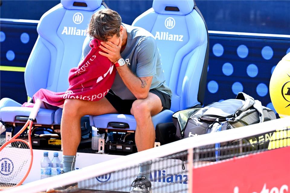 Flavio Cobolli weint nach seinem Halbfinalsieg über Alexander Zverev in München - am Tag vor dem Match war ein guter Freund gestorben.Sven Hoppe/dpa