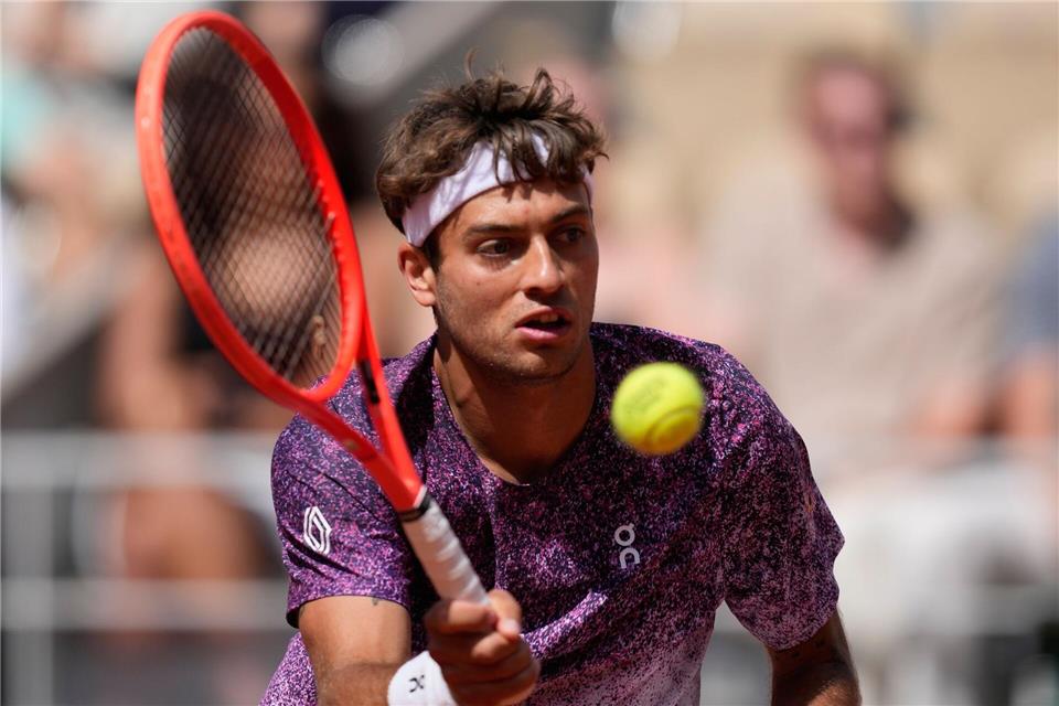 Flavio Cobolli zeigt in Paris starke Leistungen.Christophe Ena/AP/dpa
