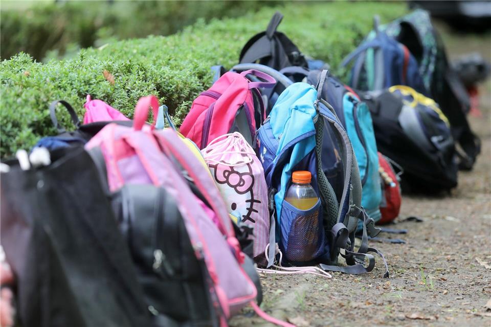Fleckig und dreckig? Jetzt sollten Eltern dem Schulranzen lieber nicht mit aggressiven Reinigern schrubben. picture alliance/dpa