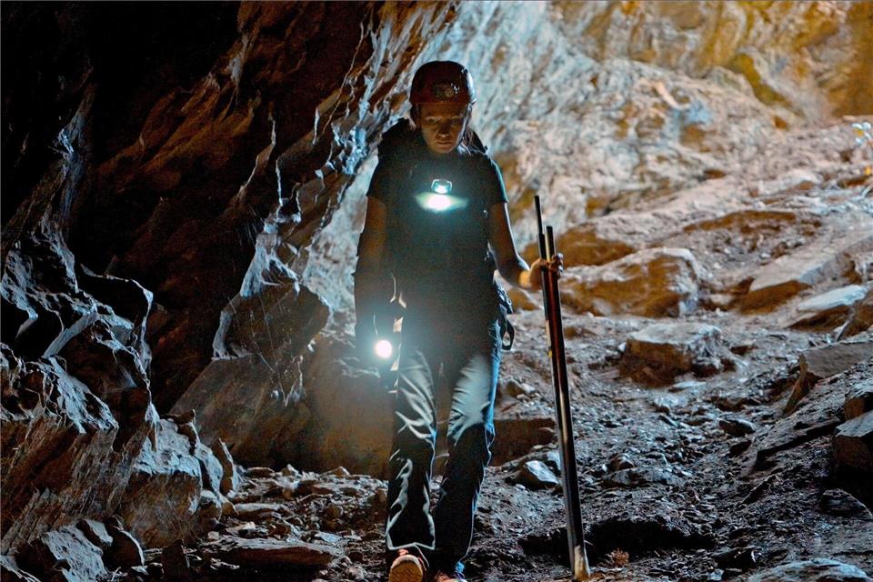 Fledermausforscherin Georgiana Marginean steigt in die geheimnisvollen Tiefen einer Höhle der Karpaten hinab. Mineworks Film/Arte/dpa