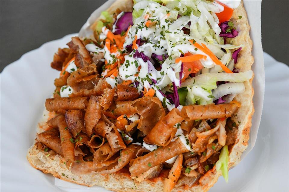 Fleisch, Salat, Sauce und Brot: Und fertig ist der Döner. (Archivbild)Patrick Pleul/dpa-Zentralbild/dpa