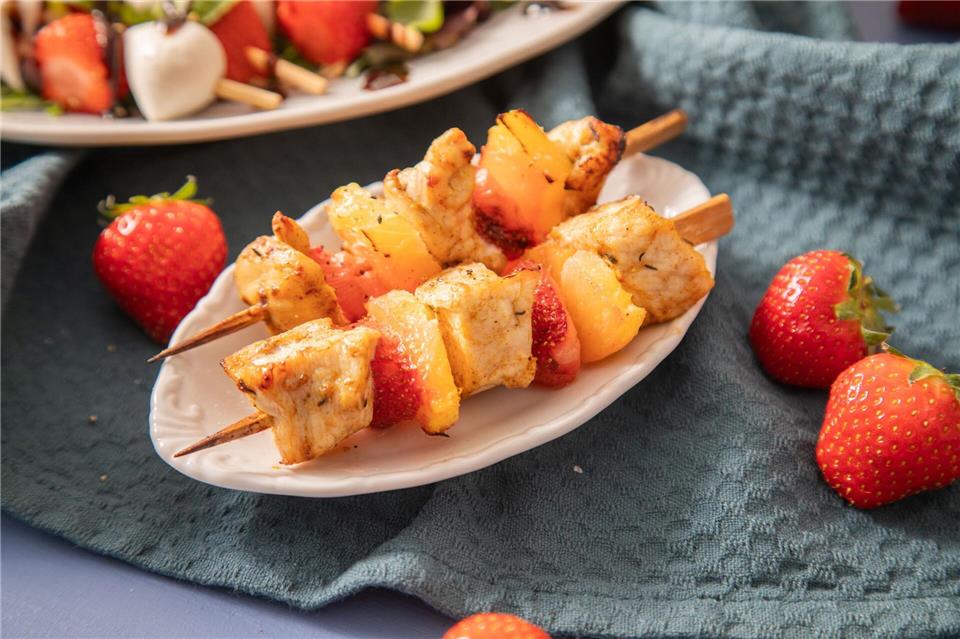 Fleischspieße bekommen einen karibischen Touch, wenn man etwa Hähnchenbrust vor dem Braten mit Sojasoße und Curry würzt. Einzelne Stücke davon einfach abwechselnd mit Erdbeeren und Ananas aufspießen. Christin Klose/dpa-tmn