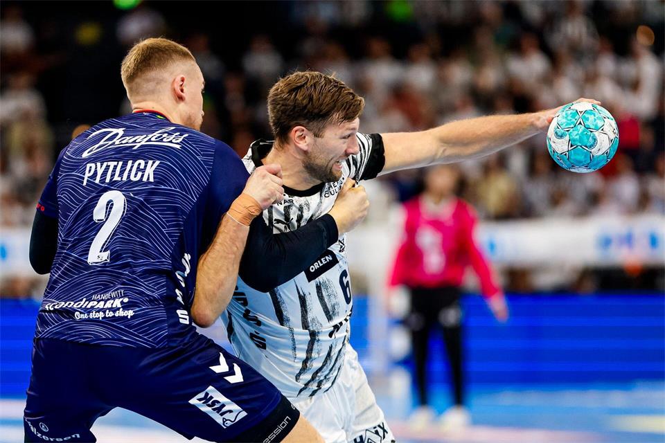 Flensburg Simon Pytlick (l) und Kiels Harald Reinkind kämpfen um den Ball.Frank Molter/dpa