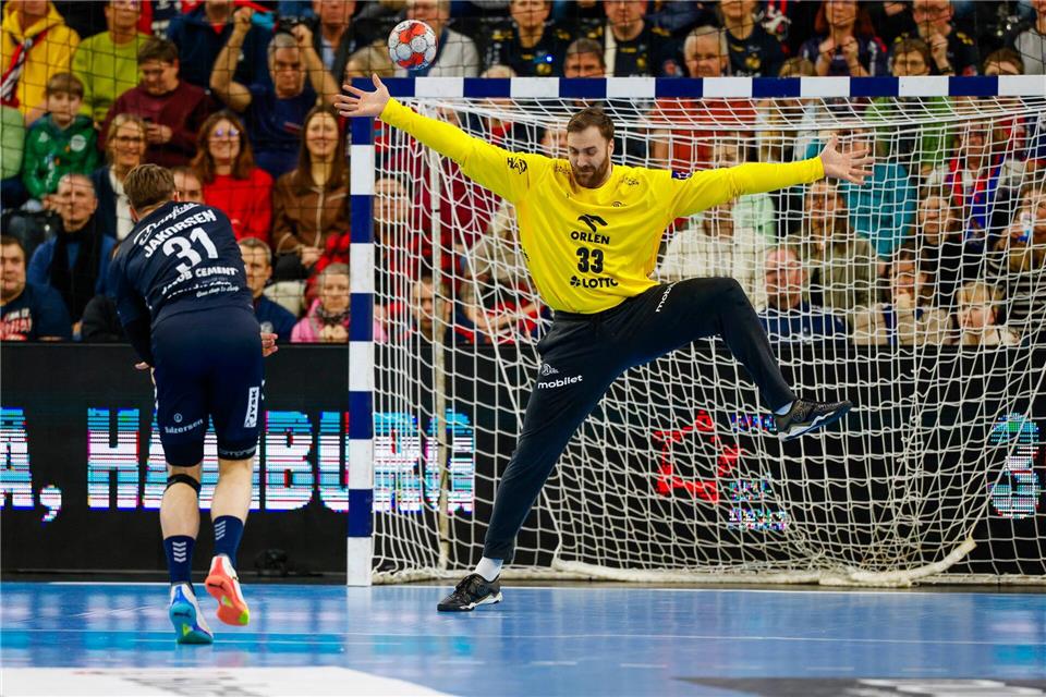 Flensburgs Emil Jakobsen (l) verwandelt einen Strafwurf gegen Kiels Torwart Andreas Wolff.Frank Molter/dpa