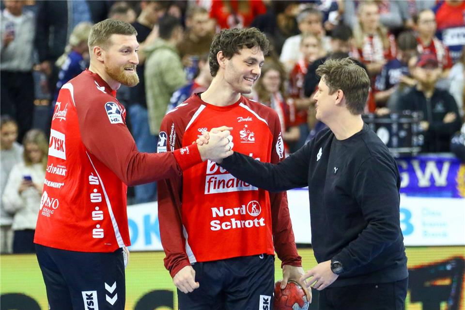 Flensburgs Ex-Trainer Nicolej Krickau (r) begrüßte seine früheren Spieler Blaz Blagotinsek (l) und Niclas Kirkelökke.Michael Hundt/dpa