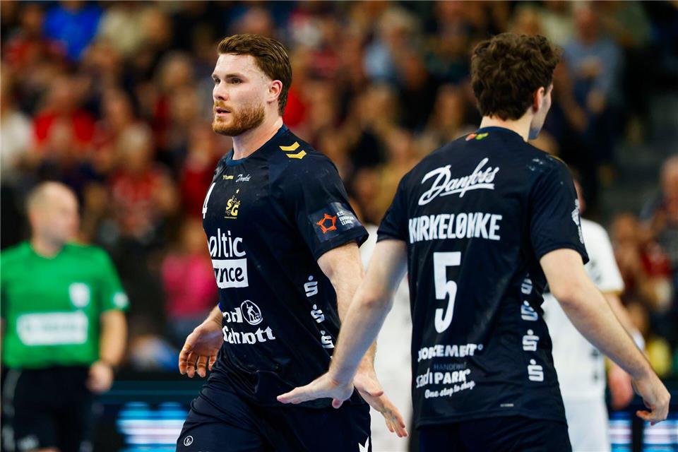 Flensburgs Johannes Golla (l) jubelt nach einem Tor.Frank Molter/dpa