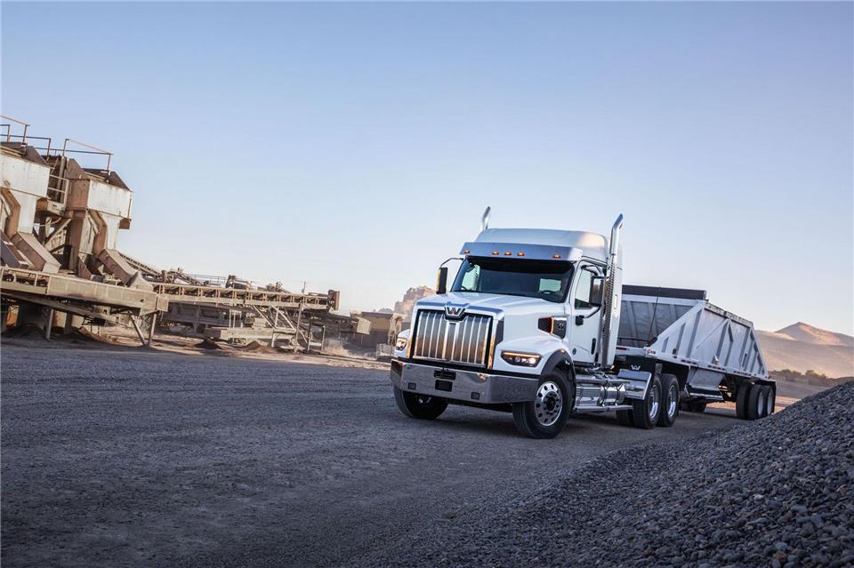Flexibel: Der Western Star 49X sucht sich seinen Weg auch durch Baustellen - hier in einer Version mit Trailer.Daimler Truck AG/dpa-tmn
