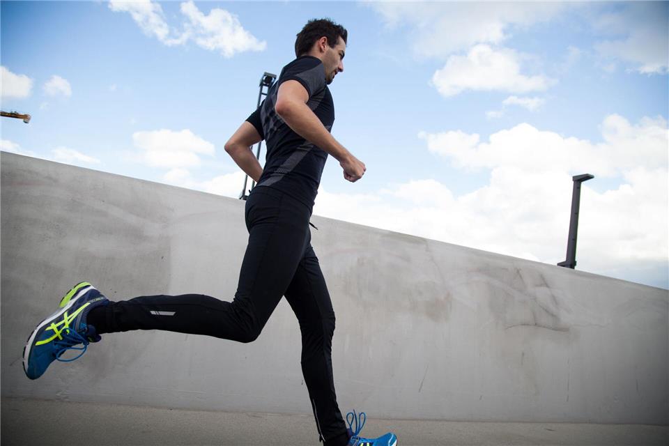 Flexibilität statt Perfektion: Auch kurze Trainingseinheiten oder alternative Bewegungsformen können helfen, die Fitness-Routine aufrechtzuerhalten.Christin Klose/dpa-tmn