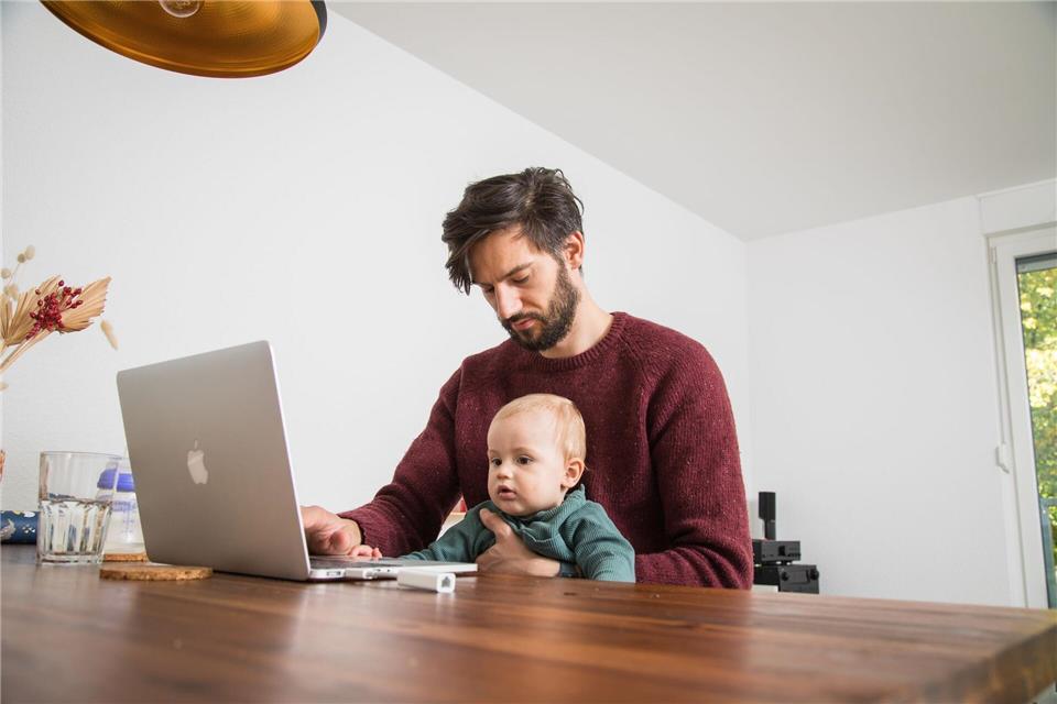 Flexible Arbeitszeiten im Homeoffice: Ein familienfreundlicher Arbeitgeber kann berufstätigen Eltern das Leben erleichtern.Christin Klose/dpa-tmn