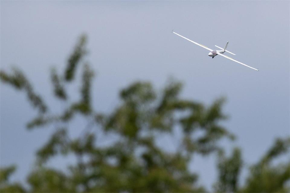 Fliegen bedeutet Freiheit und Faszination – doch Hobbyflieger müssen Disziplin und Respekt zeigen, um Risiken am Himmel zu beherrschen. (Symbolbild)Friso Gentsch/dpa