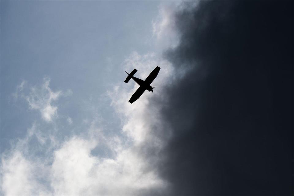 Fliegen bedeutet für viele Freiheit und Faszination. (Symbolbild)Julian Stratenschulte/dpa