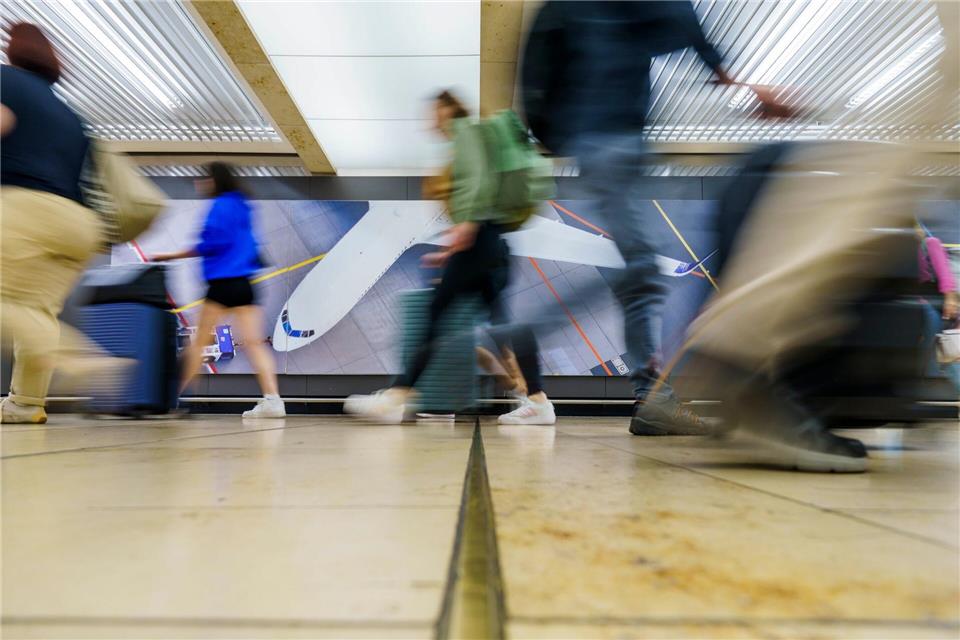 Fliegen bedeutet meist ohnehin Stress - viele Menschen, Zeitdruck, Änderungen. Wenn auch noch Angst dazukommt, ist schon der Weg zum Gate ein Horrortrip.Andreas Arnold/dpa/dpa-tmn