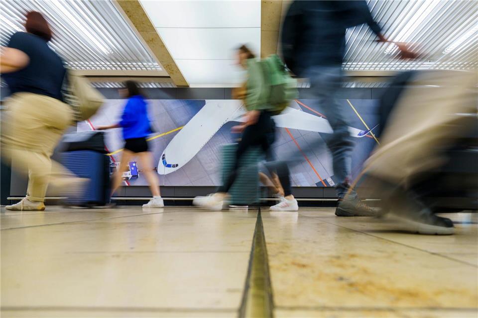 Fliegen kann teuer sein - deshalb suchen Reisende gern nach Schlupflöchern zum Sparen.picture alliance/dpa