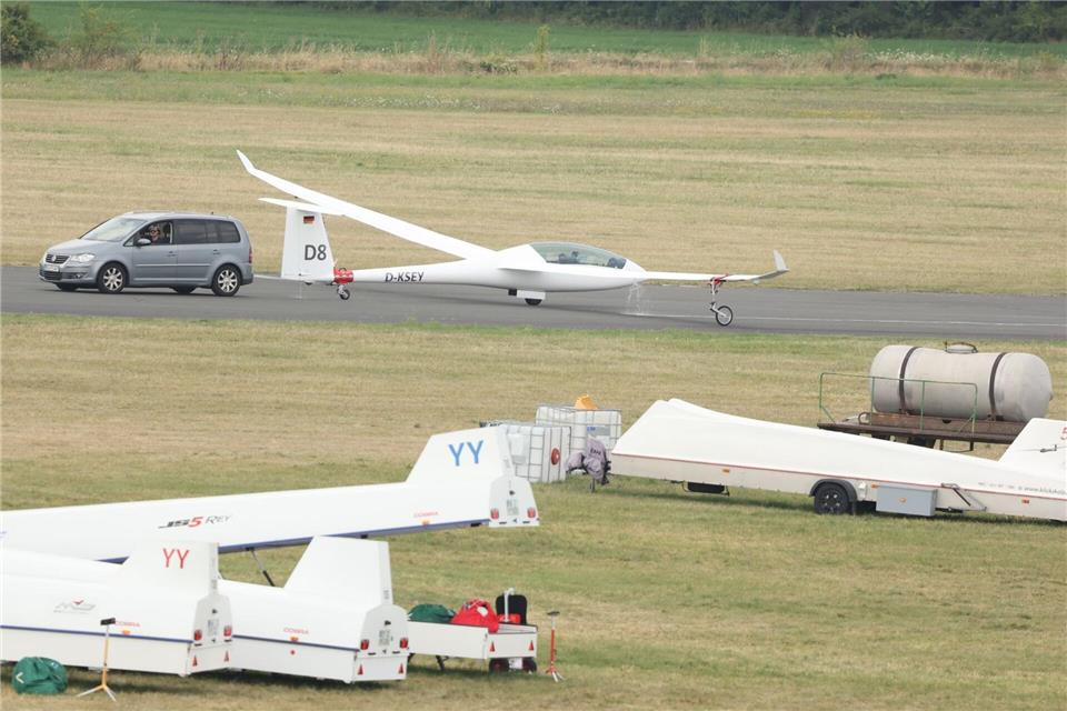 Fliegen lernen ist auch ein Abenteuer für junge Leute - noch dominieren Männer. Bodo Schackow/dpa