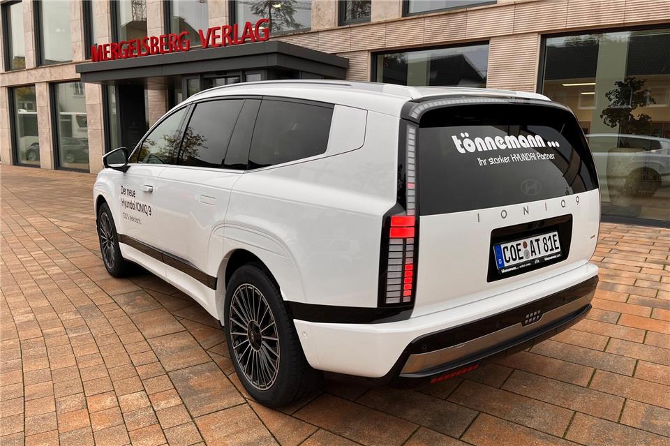 Fließende Dachlinie und auällige Pixel-LED-Leuchten.