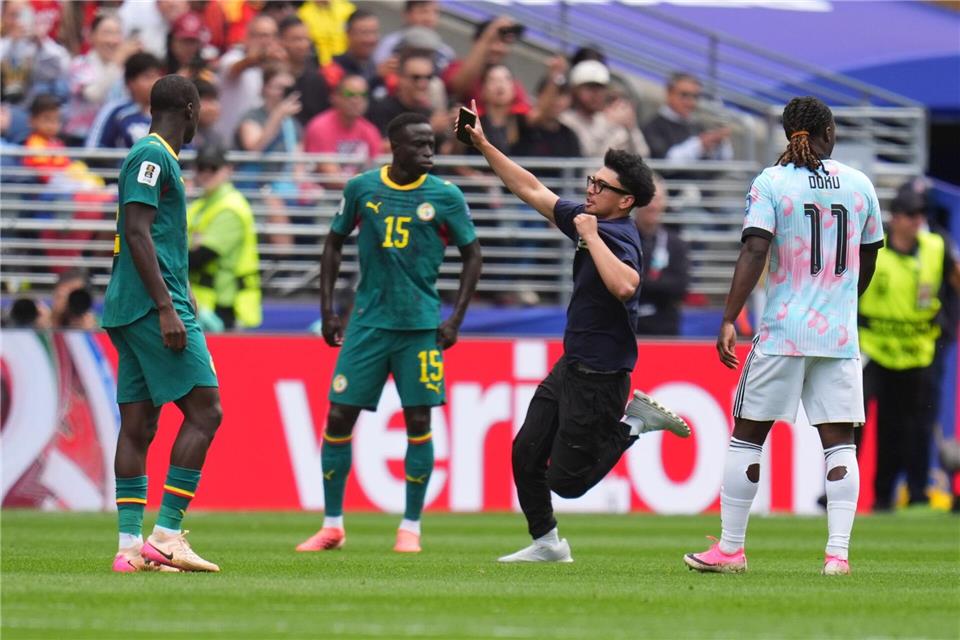 Flitzer störten das WM-Spiel zwischen Belgien und Senegal.Manu Fernandez/AP/dpa