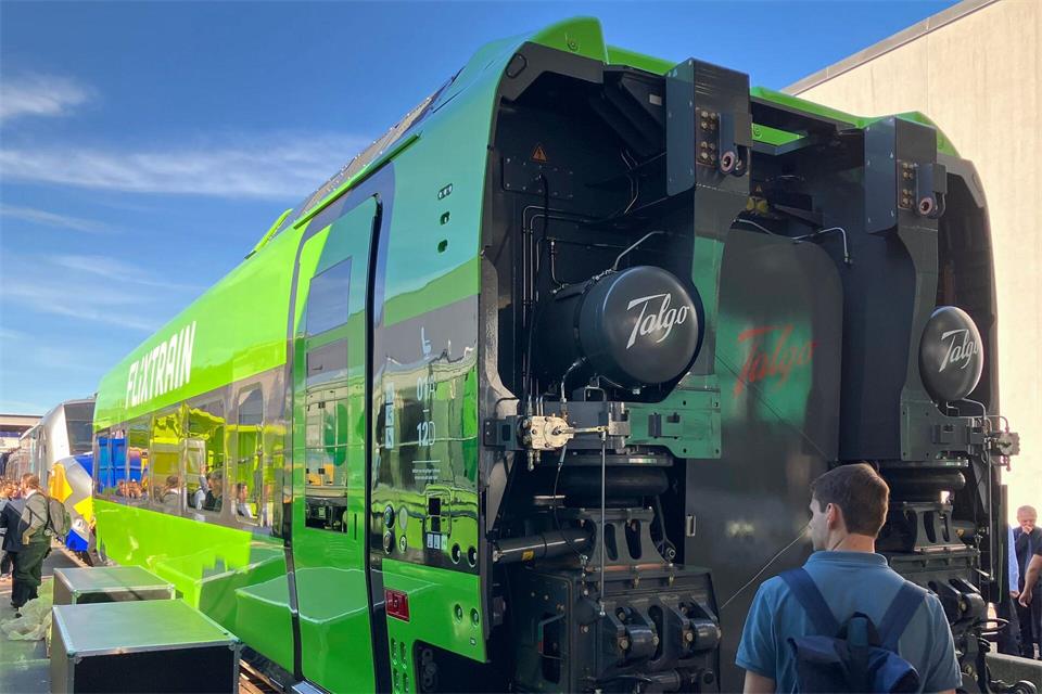 Flix stellt auf der Innotrans einen ersten fertigen Waggon des Herstellers Talgo für die neuen Züge vor, die ab 2028 kommen sollen. Matthias Arnold/dpa