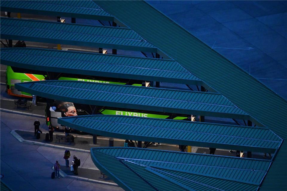 Flixbus stockt sein Angebot rund um die Feiertage auf: Auf beliebten Strecken fahren deutlich mehr Busse als sonst.Sebastian Gollnow/dpa/dpa-tmn