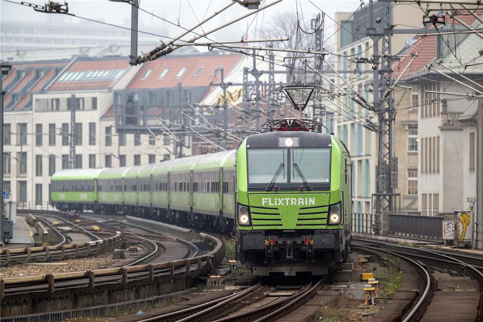 Flixtrain ist bisher der einzige größere Wettbewerber der Deutschen Bahn im Fernverkehr. (Archivbild)Soeren Stache/dpa