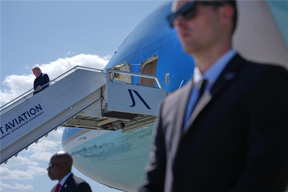 Flog direkt von seinem 80. Geburtstag zum Gipfel: US-Präsident Trump.Julia Demaree Nikhinson/AP/dpa