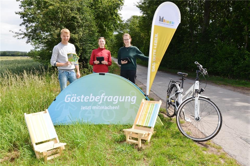 Florentine König, Johannes Odenthal und Lorena Büsken (v.l.) an der Station am Drögenkamp in Raesfeld.